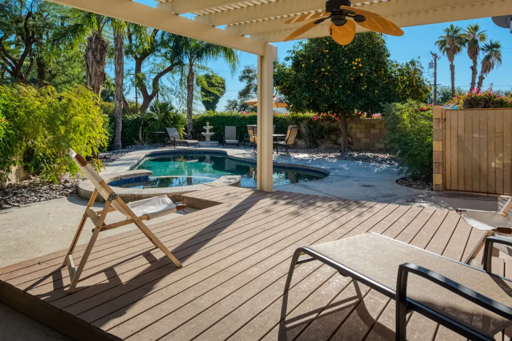 Par Paraíso patio and pool in Indio